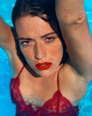 Luna Ginestet Instagram - Lune qui pâlit, d’eau nous avertit 🌊
.
.
.
📸 @juliette.cdrc 
🖥Color retouch @lunaloveswoods 
.
.
.
.
.
.
.
.
.
#freakles #red #blue #watercolor #swimmingpool #summer #frenchgirl #face #portrait