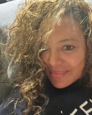 Luna Lauren Velez Instagram - Day off…chillin’ in #pittsburgh. Life is good. #nomakeup #naturalhair #relax #enjoy #goodlife ✨