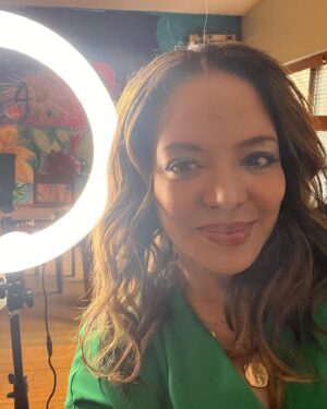 Luna Lauren Velez Instagram - Ring light ready for #american rust press day thanks to the amazing @deshawnhatcher who put us both together!😜
#ringlight #press #actress #Latina #love ✨