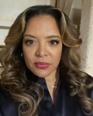 Luna Lauren Velez Instagram - Evelyn #powerbook2 . Waves by the truly amazing @sabanastyles . Working with this beautiful spirit was one of my favorite parts of the show.. swipe for more of Evelyn’s hair looks!😜 #hair #waves #glamour #blond #fun #love ✨