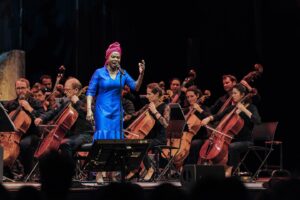 Lura Instagram - What a night! 🎻African Symphony🎻 at the @nuitsdefourviere in Lyon! Singing my favorite African Songs with the great @auditorium.orch.nat.lyon conducted by @christianreifconductor with special guests @yael_naim_ @lura_criola @jamesbks @david_donatien @amenviana 
📸 @dadysdesign @juliettevlr