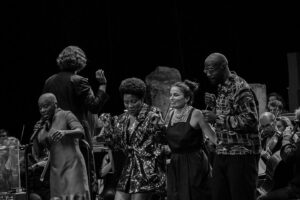 Lura Instagram - What a night! 🎻African Symphony🎻 at the @nuitsdefourviere in Lyon! Singing my favorite African Songs with the great @auditorium.orch.nat.lyon conducted by @christianreifconductor with special guests @yael_naim_ @lura_criola @jamesbks @david_donatien @amenviana 
📸 @dadysdesign @juliettevlr