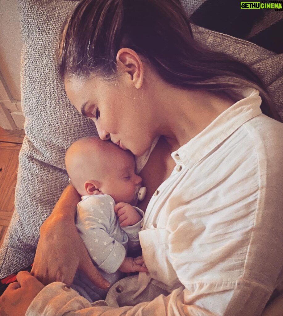 Luz Cipriota Instagram - Te abrazo, te acaricio y te doy mil besos por segundo. Dormir con vos es estar en las nubes. Me haces muy feliz ♥️✨. #Lorenzo #Hijo #2Meses #Family #Mom #Happy #Paz