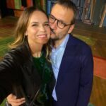 Luz Cipriota Instagram - Ayer fue el estreno oficial de @matildaelmusicaloficial y todavía estoy muy muy emocionada porque el despliegue de talento es tannto pero tannto.. 🦎⭐️Empezando por su director al cual amo y admiro porque trabaja con el corazón, dándolo todo y más para superarse en cada proyecto @serranodavid75 . Formando durante más de un año y medio a 60 niños con un equipo talentosísimo: @toni_espinosa_gonzalez @nuriatorrentalle @olgamargallo @andrea_hermoso_ @enric.garcia @carmen.soler_ @veronicaronda @marialebone y con la dirección musical del número uno indiscutido @gabygoldman74 que hace que tiemble el teatro cuando empieza a tocar y nos envuelve en la maravillosa música.♥️🎹. Todo esto por supuesto es gracias a la producción de @somproducciones @juanjorivero_ #MarcosCamara @carmenmarquezfuentes . Enhorabuena a todos ellos y a tantos más que brillan arriba del escenario como la bella @allende.blanco que canta como los ángeles 😍. En la primera foto junto a @otiliadominguez14 una de las 6 matildas y luego con todo el equipo. Si pasas por madrid NO PUEDES DEJAR DE VER esta maravilla! 🤩⭐️. Yo avisé! #Matilda #Musical #madrid #teatro #gusanos #talento #admiracion