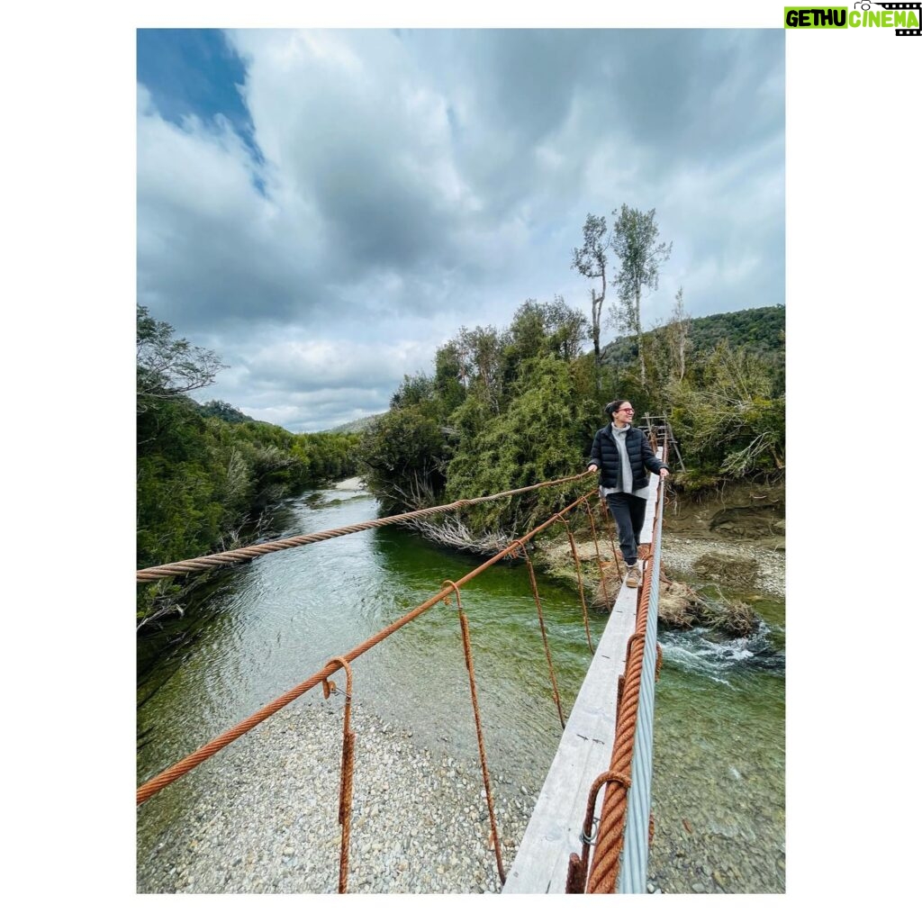 Luz Valdivieso Instagram - El que no se arriesga, no cruza el río… Buen sábado queridos! Yo.. en Chiloé! 😁 He tenido la suerte de ver 3 pudús!! (Se dice pudús? O pudues?)