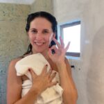 Luz Valdivieso Instagram - ¡Les comparto mi mejor descubrimiento para tener la piel más suave y luminosa!  Estoy usando el jabón en barra de @dove, pero para la cara ¡Y Si! yo antes tampoco sabia que se podía usar y la verdad es que ha sido un maravilloso descubrimiento, sobre todo para este invierno tan frío. Ya que su fórmula de pH Neutro lo hace perfecto para usar en la cara, manos y cuerpo, dejando una nutrición prolongada durante 24 horas. Hasta me lo llevé a mis vacaciones express en #Tenerife porque ya es parte de mi rutina de #skincare Y no se preocupen que está dermatológicamente recomendado y te garantiza una limpieza suave y efectiva. ¡Pruébenlo y me cuentan las diferencias que verán en su piel! 🧼 #CuestiónDePiel #AllYouNeedIsDove #Publicidad”.