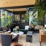 Luz Valdivieso Instagram - Hoy vengo a presumir este espacio mi favorito de la casa! Que de quincho lo reduje a la mínima expresión y pasó a ser un acogedor jardín de invierno y ahora también bar! No puedo dejar de agradecer ideas y soluciones! Como la del mural de cocina convertido en bar que pega Perfecto con la muralla, de @galpondediseno así como el precioso Huanco largo. @galpondediseno La mesa de centro ya se las había mostrado es de @calizamarmol Y el sofá @homerepublic.cl
