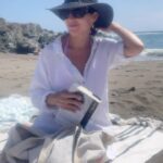 Luz Valdivieso Instagram - Estos son los pasos y productos claves que sigo para el cuidado de la piel de los niños, sobre todo cuando están sobreexpuestos al sol. Es súper importante elegir productos dermocosméticos diseñados para su piel más delicada, que los encuentran todos en @farmaciascruzverde 1. Protector solar pediatrico 2. Crema hidratante 3. Pueden complementar con un Gel de baño suave: 4. Bálsamo labial con protección solar, si yo también lo ocupo.  CLAVE: Reaplicar el protector solar cada dos horas, les recomiendo los que son en aerosol u otras texturas para facilitarlo y no exponerlos al sol en las horas de más riesgo sino es necesario. #farmaciascruzverde #skincareroutine #dermosolares #protectorsolar #pieldeverano