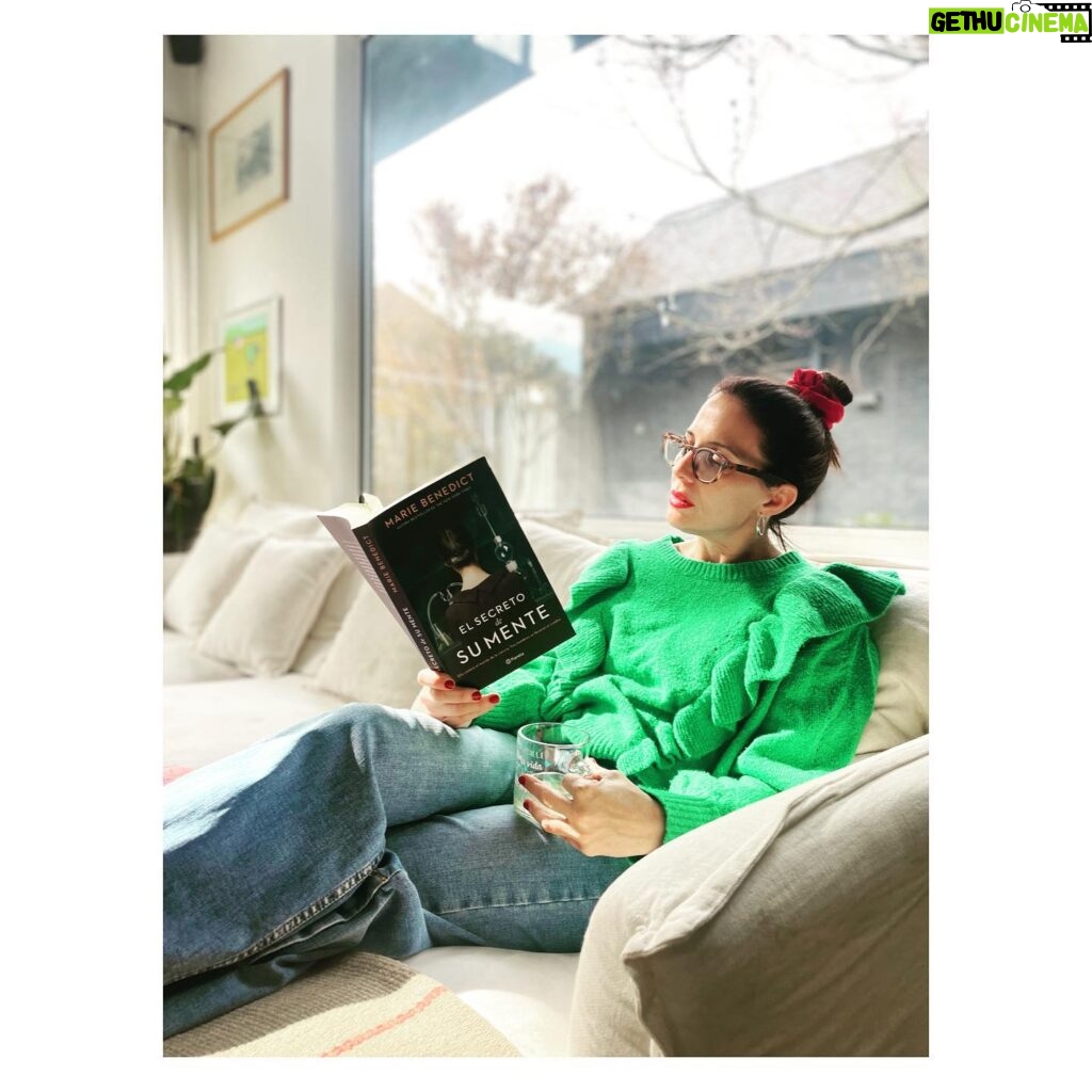 Luz Valdivieso Instagram - Escuchando a mi cuerpo y dándome un descanso por estos Días. Y con lo que me gusta leer, aprovechando para empezar este nuevo libro “El secreto de su mente”. Si les gustan las novelas se lo recomiendo. Esta es la nueva novela de Marie Benedict, autora Best Seller del New York Times. Cuenta la vida de una mujer que sacrificó todo para descubrir la naturaleza de nuestro ADN, pero que fue injustamente olvidada por la historia. Es de @planetadelibroscl y lo pueden encontrar en @buscalibre, @antarticalibros, @feriachilenadellibro y otras librerías y tiendas digitales. #CreemosEnLosLibros 📚