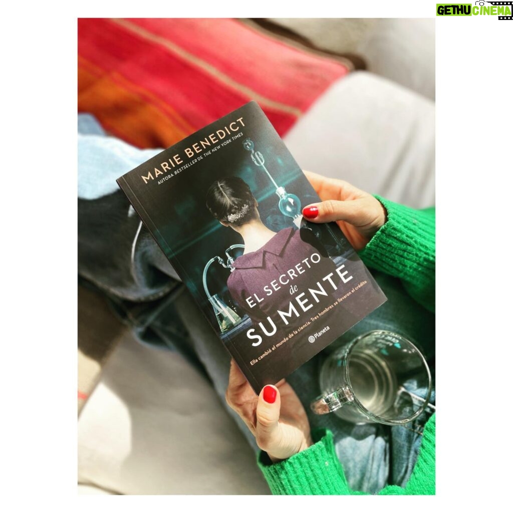 Luz Valdivieso Instagram - Escuchando a mi cuerpo y dándome un descanso por estos Días. Y con lo que me gusta leer, aprovechando para empezar este nuevo libro “El secreto de su mente”. Si les gustan las novelas se lo recomiendo. Esta es la nueva novela de Marie Benedict, autora Best Seller del New York Times. Cuenta la vida de una mujer que sacrificó todo para descubrir la naturaleza de nuestro ADN, pero que fue injustamente olvidada por la historia. Es de @planetadelibroscl y lo pueden encontrar en @buscalibre, @antarticalibros, @feriachilenadellibro y otras librerías y tiendas digitales. #CreemosEnLosLibros 📚