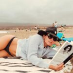 Luz Valdivieso Instagram - No soy para nada veranista! De hecho soy invernista total.. pero echarse en la arena a leer.. logra convencerme! ☺️ más encima nubladito.. ( perdón por sacar pica para los que están sufriendo de calor!🥵)