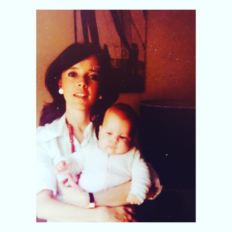 Luz Valdivieso Instagram - Mi Mamá… Cuando fue mamá. Y cuando nos despedimos. Te extraño todos los días. Cada uno de los días. Feliz día mamá. ♥️✨