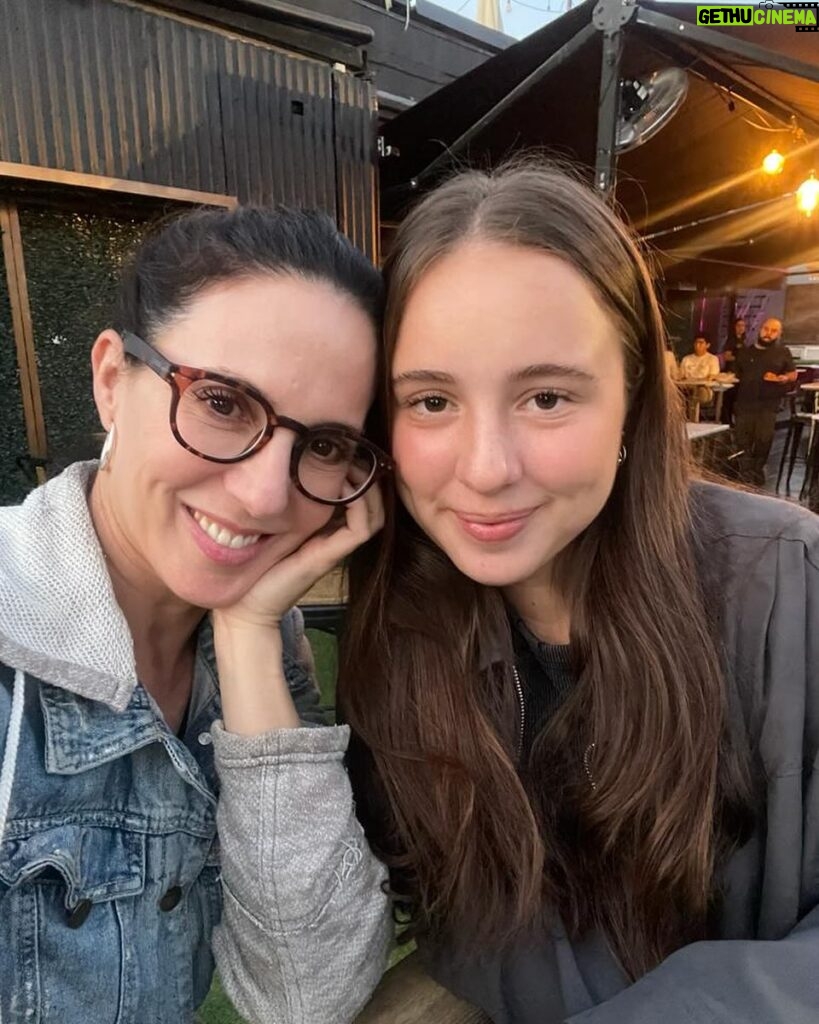 Luz Valdivieso Instagram - Salida de chicas 💕💕 Adolesciendo ella.. Dios me libre pronto de esta etapa!! 🥴😅 Alguien más en la misma?? 🤪 #maríadelosrayos #adolescentes