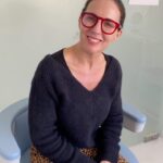 Luz Valdivieso Instagram - Es increíble la cantidad de temas tabúes que hay en las mujeres después de los 40.. no encuentran? Entre la pérdida de colágeno, la peri menopausia, incontinencia de esfuerzo y la canas que nos sacan los hijos adolescentes!! Algunas cosas que hablamos con suerte con las amigas.. Cosas tan comunes pero que generan un cambio en nuestra salud, dinámica de vida, hasta en la autoestima! Pero que no se conversan y por lo mismo no los podemos prevenir para tratarlos a tiempo.. Por eso vine a @clinica.ginestetica que son expertos en rejuvenecimiento tanto externo como interno, donde sus especialistas usan la mejor tecnología para los tratamientos. Son equipos certificados y de la marca original Checa que es @btlaestheticschile (fíjense siempre en eso!) Yo tuve 3 hijos y para prevenir la incontinencia, por el peso que generan los embarazos, probé la tecnología Emsella: una silla que funciona a través de energía electromagnética, generando una adaptación neuro-muscular y ejercitando el piso pélvico de manera profunda. Esto es ideal para personas con incontinencia desde la prevención hasta más avanzado, para dolores en la pelvis, post parto e incluso para lesiones deportivas. Lo mejor es que funciona tal como lo ven: 30 min sentada con ropa, de forma cero invasiva, no duele ni molesta nada, sólo se siente una vibración. ¿De qué otro tema tabú de mujeres post 40 te gustaría conversar? Te leo..