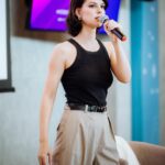 Lyanka Gryu Instagram - 🤍🫂В рамках кинофестиваля «Новое Движение» прошла моя открытая Лекция о возможностях влияния на свою жизнь через тело и мышление. Актерская профессия на прямую связала с психологией и техниками удержания внимания, влияния на аудиторию, проникновения в самые чувствительные точки зрителя и контакта со своими собственными чувствами. Мой 30 летний опыт работы в кино, театре и на телевидении дает мне право сказать, что контакт между нашими чувствами, телом и мыслями - это самая сильная комбинация Успеха и счастливой жизни! Мы говорили о том, как тело может помочь нам справиться со стрессом и как произвести яркое первое впечатление, а так же как найти в себе Опору и Смелость идти за своими мечтами. После лекции состоялся мой авторский тренинг «Вдохновение» , на котором мы уже на практике познакомились с моими техниками и проработали блокирующие установки. Через смех, слезы, тело, высказанные чувства и благодарность. Спасибо большое Всем, кто пошел в этот процесс вместе со мной, доверился и получил Яркий результат! Вы меня вдохновляет, а значит я на правильном пути ❤️