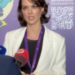 Lyanka Gryu Instagram - 🤍🫂В рамках кинофестиваля «Новое Движение» прошла моя открытая Лекция о возможностях влияния на свою жизнь через тело и мышление. Актерская профессия на прямую связала с психологией и техниками удержания внимания, влияния на аудиторию, проникновения в самые чувствительные точки зрителя и контакта со своими собственными чувствами. Мой 30 летний опыт работы в кино, театре и на телевидении дает мне право сказать, что контакт между нашими чувствами, телом и мыслями - это самая сильная комбинация Успеха и счастливой жизни! Мы говорили о том, как тело может помочь нам справиться со стрессом и как произвести яркое первое впечатление, а так же как найти в себе Опору и Смелость идти за своими мечтами. После лекции состоялся мой авторский тренинг «Вдохновение» , на котором мы уже на практике познакомились с моими техниками и проработали блокирующие установки. Через смех, слезы, тело, высказанные чувства и благодарность. Спасибо большое Всем, кто пошел в этот процесс вместе со мной, доверился и получил Яркий результат! Вы меня вдохновляет, а значит я на правильном пути ❤️