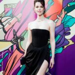 Lyanka Gryu Instagram - Фестиваль - это маленькая жизнь. Большое количество новых и интересных людей, круговорот событий, яркие воспоминания, смех, улыбки фильмы и хочется все успеть за несколько коротких дней! Фотографий много, буду сейчас разбирать и показывать вам! Интересно? Makeup @rbg.ru Dress/style @alina_shalak