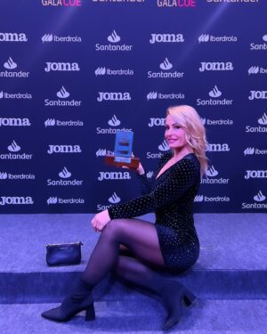 Lydia Valentín Instagram - Ayer fue la gala de @coe_es ❤️ y fue increíble!!! 

Deporte olímpico en estado puro, el que menos tenis una medalla olímpica 🤣 🏅

Me entregaron el premio a la trayectoria deportiva 🫶 creo que todavía no soy consciente de todo lo logrado en estos 20 años.

Agradecida al deporte, a mi país y al Comité Olímpico Español 🇪🇸 siempre ❤️💛❤️

Y con cual os quedáis? 📸 1,2,3,4

#coegala2023 #lydiavalentin #halterofilia #weightlifting