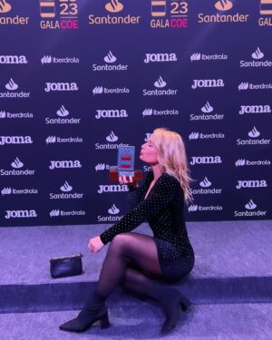 Lydia Valentín Instagram - Ayer fue la gala de @coe_es ❤️ y fue increíble!!! 

Deporte olímpico en estado puro, el que menos tenis una medalla olímpica 🤣 🏅

Me entregaron el premio a la trayectoria deportiva 🫶 creo que todavía no soy consciente de todo lo logrado en estos 20 años.

Agradecida al deporte, a mi país y al Comité Olímpico Español 🇪🇸 siempre ❤️💛❤️

Y con cual os quedáis? 📸 1,2,3,4

#coegala2023 #lydiavalentin #halterofilia #weightlifting