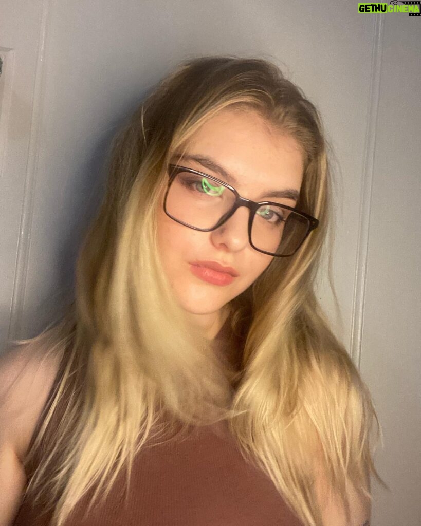 Lyliana Wray Instagram - New glasses 🤓
