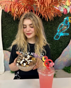 Lyliana Wray Instagram - Sweet tooth 🙃