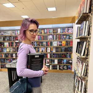 Lynda Thomas Instagram - Las tiendas de libros son mi Disneylandia. No hay mejor manera de provocar la imaginación que leer un buen libro.😌😊😜 #books #lyndathomasoficial