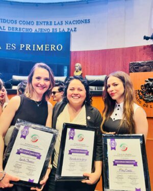 Lynda Thomas Instagram - Hoy tuve el honor de recibir un reconocimiento por mi trabajo creativo por parte de el Senado de la República.

Un honor estar rodeada de grandes compositoras Mexicanas como Vivir Quintana, Marcela de la Garza, Paty Cantú y Mónica Velez entre otras creadoras de música.

Gracias a la Senadora Alejandra del Carmen León Gastélum Secretaria de la Comisión de Igualdad de Género, a la Senadora Martha Lucía Micher Presidenta de la Comisión para la Igualdad de Género y a todos los que hicieron posible este evento.

Muy agradecida 🙏🙏🙏

@vivirquintana 
@marceladelagarz 
@patycantu 
@monicavelezpanda 
@alejandraleongastelum