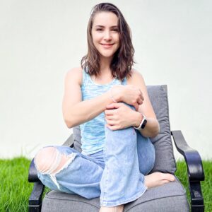 Lynda Thomas Instagram - Me considero una persona privada, pero hoy quiero compartir algo importante.

El año pasado íbamos finalmente a lanzar un álbum y planeábamos una especie de primera fila pero entonces, mi salud comenzó a deteriorarse.

Desde muy pequeña he convivido con una serie de enfermedades y en dolor constante a pesar de estar bajo supervisión médica.

Aprendí a vivir y a funcionar bajo estas circunstancias, pero a mitad del 2022, todo se volvió cuesta arriba y por eso, decidimos poner todo en pausa, menos mi compromiso con el 90s Pop Tour.

Después de más exámenes y médicos, mi Neurólogo hizo caso a su intuición y me envió con un Reumatólogo quien finalmente ha resuelto el enigma de todos estos años.

Desafortunadamente, lo que he tenido toda mi vida, es la enfermedad auto inmune más peligrosa que existe y que es conocida como  Esclerosis Sistémica o Esclerodermia.

Esta enfermedad da lugar a otros problemas como el Síndrome de Sjögren,  y el Síndrome de Raynaud que también tengo.

Es una enfermedad crónica  y que hasta hoy no tiene cura pero con tratamiento, es posible tener una vida hasta cierto punto normal.

Sin embargo, inevitablemente, algún día, provocará problemas mucho más severos de salud. 
 
Contrario a lo que puedas pensar, estoy en paz y no planeo cambiar mi vida porque con disciplina y el tratamiento correcto, estaré bien.

Me he hecho la promesa de ver a mi hijo continuar creciendo y quien sabe, algún día, hacer travesuras con mis nietos.

Me he hecho la promesa de seguir creciendo junto al hombre que amo y continuar abrazándolo hasta que la vida nos diga adiós desde el último andén.

Tengo muchas cosas que contarte y cantarte también 😉, muchos libros que leer y muchos lugares que conocer así que no voy a ningún lado (por ahora).

No será fácil, pero ninguna enfermedad me va arrebatar la posibilidad de seguir caminando por los atajos de este viaje y continuar abriendo los brazos y el corazón cada mañana.

Larga vida 🙏
#nevergiveup #lifeisajourney #lyndathomasoficial