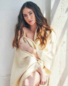 Actress Lyndon Smith HD Instagram Photos and Wallpapers March 2024