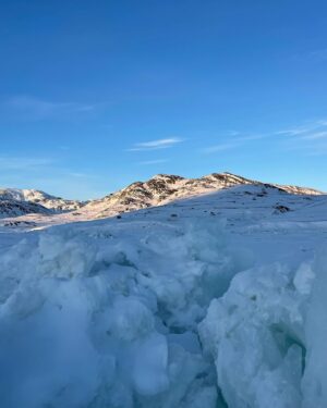 Lynn Van Royen Instagram - Vanavond slapen we op een ijsfjord,
Ge zou er haast contemplatief van worden ☺️♥️ de kans bestond dat we ‘‘s nachts een beetje opgeduwd werden door het ijs dat nog onderhevig was aan de en en vloed van de zee 🤷🏼‍♀️😄👌🏼 ofcourse! Geen erg! Doen we wel! #deexpeditie @play4_be @rosesarebluetv