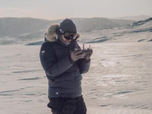 Lynn Van Royen Instagram - En ploeg achter al dit alles, dikke merci om dit zo te capteren. De omstandigheden waren alles behalve evident, zoals iedereen nu al heeft kunnen zien, en wij mochten gewoon overleven en daar mee bezig zijn, maar jullie moesten daarbovenop ook nog eens tv maken, shots bedenken, gesprekken opvangen, al dat materiaal meezeulen, jullie moesten echt functioneren bovenop het overleven. Ongelofelijk dikke chapeau voor jullie harde werk, jullie courage, eindeloze steun en liefde ♥️ zo blij dat dit met jullie rondom ons was. Wat een cadeau. Dankjulliewel. Ben super fier op jullie 🙏🏼