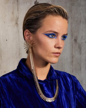 Lynn Van Royen Instagram - ASSEMBLAGE 💙

Ein-de-lijk kunnen we jullie tonen waar we al enkele maanden en jaren achter de schermen mee bezig zijn: 

Een eerste beeld van onze nieuwste, exclusieve collectie Assemblage. 

We hebben gekozen voor een extravagante upcycling collectie met een artistiek kantje. Vintage juwelen in combinatie met de nieuwste technieken. 

Houd onze Instagram in de gaten want er volgen nog leuke ontwerpen van onze collectie Assemblage. 💙

Model: Lynn Van Royen
Juwelen: Goudsmidatelier Claessens 
Photography: Studionunu 
Make up   hair: Marlien Echelpoels 
Location: House Van Schuylenbergh 
Clothes: Four roses