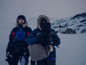 Lynn Van Royen Instagram - En ploeg achter al dit alles, dikke merci om dit zo te capteren. De omstandigheden waren alles behalve evident, zoals iedereen nu al heeft kunnen zien, en wij mochten gewoon overleven en daar mee bezig zijn, maar jullie moesten daarbovenop ook nog eens tv maken, shots bedenken, gesprekken opvangen, al dat materiaal meezeulen, jullie moesten echt functioneren bovenop het overleven. Ongelofelijk dikke chapeau voor jullie harde werk, jullie courage, eindeloze steun en liefde ♥️ zo blij dat dit met jullie rondom ons was. Wat een cadeau. Dankjulliewel. Ben super fier op jullie 🙏🏼