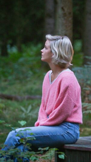 Lynn Van Royen Instagram - Drie dagen en drie nachten alleen? Het is schrikken voor Lynn want ze is totaal niet gewend om alleen te zijn. Toch slaagt ze erin haar knop om te draaien. 
#Doordebomen, elke maandag op VRT 1 en VRT MAX.