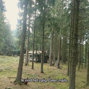 Lynn Van Royen Instagram - “Ze mogen mij allemaal eens gerust laten.” @lynnvanroyen ziet haar verblijf in het bos als een buitenkans om er volop van te genieten eens misbaar te zijn. #Doordebomen, maandag om 20.40 op VRT 1 en VRT MAX.