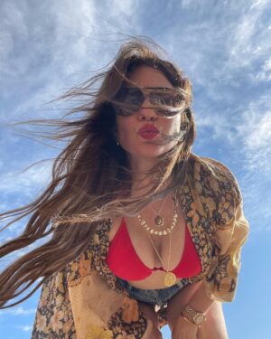 Lynn Collins Instagram - HAPPY SPRING! 

It’s time to clean house …in all the ways…from your fridge to the closet…from your hair to your toes … make room for the fresh vibes that are ushering in…clean out the closets, cabinets, contact lists, cars… change is coming so get ahead of it 💚 

#newmoon tomorrow… a good question to ask: how has what you want changed, and what new ways are you willing to take action and work for it? 

#springequinox #vernalequinox #ostara #ariesseason #eclipseseason #happyspring #happyostara #equinox #ariesnewmoon #ocean #kiss #red #newmoon #spring