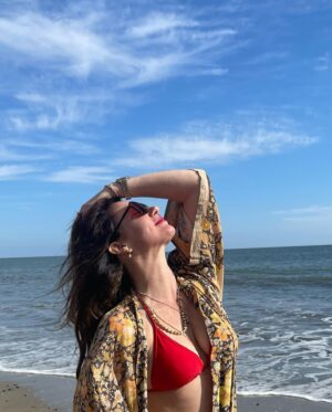 Lynn Collins Instagram - HAPPY SPRING! 

It’s time to clean house …in all the ways…from your fridge to the closet…from your hair to your toes … make room for the fresh vibes that are ushering in…clean out the closets, cabinets, contact lists, cars… change is coming so get ahead of it 💚 

#newmoon tomorrow… a good question to ask: how has what you want changed, and what new ways are you willing to take action and work for it? 

#springequinox #vernalequinox #ostara #ariesseason #eclipseseason #happyspring #happyostara #equinox #ariesnewmoon #ocean #kiss #red #newmoon #spring