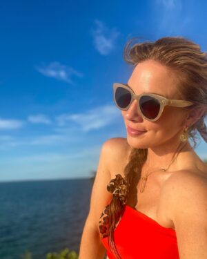 Lynn Collins Instagram - #bahamas in my heart 🩵🌴🩵 

#photodump 😘 

#swimwear @biliblond and @tropicofc