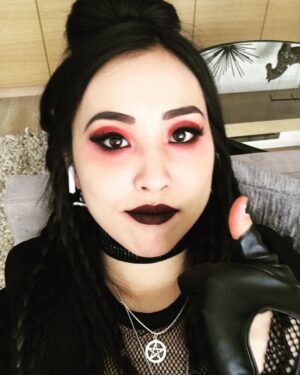 Lyrica Okano Instagram - When it’s Ep 2... but food poisoning got you real bad with them nasty scallops 🤮... I kid you not, I had the paramedics called to me by @melaniewentz that morning at 2:30am and had to be on set by 5am since that whole day was dedicated to the “Minoru house fight scene” 😌 was pretty sick in between every take, but it was definitely worth it! Felt invincible after this, that’s for damn sure hahah 💀🤘
#marvelsrunaways #hulu #s2ep2 #youasked