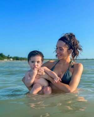 Lysandre Nadeau Instagram - première baignade dans la mer pour BB 🌊 

ça n’aura pris qu’une journée en Jamaïque pour que je remette toute ma vie en question, évidemment. je veux que mon bébé grandisse tout nu dans l’herbe au soleil à manger des fruits