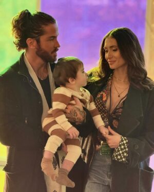 Lysandre Nadeau Instagram - BB a 10 mois 🤍
L’heure du post mensuel a sonné. 

Aujourd’hui, j’ai envie de rendre hommage à toutes les mamans. Soyez fières de vous. Vous faites de votre mieux avec les ressources, les outils et l’aide que vous avez à votre disposition. Je vous admire toutes énormément. 

On apprend à tous les jours. Notre rôle évolue avec nos enfants, c’est comme ça. Tu penses maîtriser quelque chose et le lendemain ton p’tit pou n’a plus le même besoin. Parce qu’il a déjà changé. Il a déjà grandi. C’est correct. On continue de s’adapter. On continue de faire notre possible. 

Hommage aux papas. Hommage aux familles. Hommage aux amis. Hommage au soutien de près ou de loin. Merci de continuer d’aider les mamans, de prendre soin d’elles. 

C’est dans l’aide que nous avons que l’on puise la force d’être la mère que nos enfants méritent. Merci infini. 

Mon bébé, tu mérites le monde. 
Tu es tellement aimé. 
Tellement chéris. 

plus fort 
toujours plus fort 🤍
