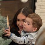 Lysandre Nadeau Instagram - BB a 10 mois 🤍 L’heure du post mensuel a sonné. Aujourd’hui, j’ai envie de rendre hommage à toutes les mamans. Soyez fières de vous. Vous faites de votre mieux avec les ressources, les outils et l’aide que vous avez à votre disposition. Je vous admire toutes énormément. On apprend à tous les jours. Notre rôle évolue avec nos enfants, c’est comme ça. Tu penses maîtriser quelque chose et le lendemain ton p’tit pou n’a plus le même besoin. Parce qu’il a déjà changé. Il a déjà grandi. C’est correct. On continue de s’adapter. On continue de faire notre possible. Hommage aux papas. Hommage aux familles. Hommage aux amis. Hommage au soutien de près ou de loin. Merci de continuer d’aider les mamans, de prendre soin d’elles. C’est dans l’aide que nous avons que l’on puise la force d’être la mère que nos enfants méritent. Merci infini. Mon bébé, tu mérites le monde. Tu es tellement aimé. Tellement chéris. plus fort toujours plus fort 🤍