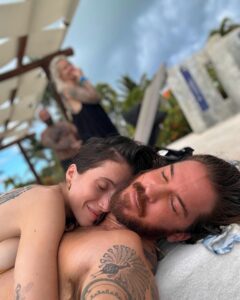 Lysandre Nadeau Instagram - je vous confirme que c’était pas tout à fait le même genre de trip qu’à mon dernier tout inclus à Punta Cana en 2017 👹 < 🤱🏻