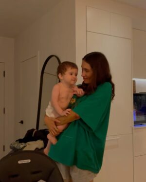 Lysandre Nadeau Instagram - BB a 10 mois 🤍
L’heure du post mensuel a sonné. 

Aujourd’hui, j’ai envie de rendre hommage à toutes les mamans. Soyez fières de vous. Vous faites de votre mieux avec les ressources, les outils et l’aide que vous avez à votre disposition. Je vous admire toutes énormément. 

On apprend à tous les jours. Notre rôle évolue avec nos enfants, c’est comme ça. Tu penses maîtriser quelque chose et le lendemain ton p’tit pou n’a plus le même besoin. Parce qu’il a déjà changé. Il a déjà grandi. C’est correct. On continue de s’adapter. On continue de faire notre possible. 

Hommage aux papas. Hommage aux familles. Hommage aux amis. Hommage au soutien de près ou de loin. Merci de continuer d’aider les mamans, de prendre soin d’elles. 

C’est dans l’aide que nous avons que l’on puise la force d’être la mère que nos enfants méritent. Merci infini. 

Mon bébé, tu mérites le monde. 
Tu es tellement aimé. 
Tellement chéris. 

plus fort 
toujours plus fort 🤍