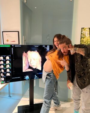 Lysandre Nadeau Instagram - Mon coooonjoint a 40 ans aujourd’hui! 🎉

Je t’aime mon amoureux. 
Tu es un homme, un père, un fils, un frère, un ami, un artiste, un chum extraordinaire.

On arrête pas de se répéter qu’on est chanceux.
Mais c’est vraiment moi; la plus chanceuse.

Je t’aime
beaucoup
pas dans le sens de moins

❤️

PS: On lui souhaite bonne fête et un prompt rétablissement svp, son anniversaire est arrivé avec une p’tite maladie cette année. Je fais mon possible pour prendre soin de notre Claude Bégin préféré, promis. 🫂