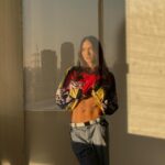 Lysandre Nadeau Instagram - prendre le temps de se feeler des fois c’est important j’pense. en tout cas, peut-être. sûrement même. merci mon fiancé de me photographier, c’est gentil