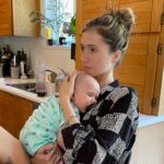 Lysandre Nadeau Instagram - Il y a aujourd’hui 11 mois, le 18 février 2023, à 15h41, mon bébé est né avec une hernie diaphragmatique non détectée pendant la grossesse. Le 22 février 2023, à 8h52, mon amie Judith m’écrivait qu’elle pensait à moi. Qu’elle m’envoyait du courage et de l’amour. Qu’elle aurait aimé que ça se passe différemment pour moi. À 15h42 cette journée-là, mon amie Judith et son conjoint Alex ont perdu leur fils Simon, décédé subitement à l’âge de 11 mois. Tous les jours depuis, je pense à elle. Je lui envoie du courage et de l’amour. J’aurais aimé que ça se passe différemment pour elle. Simon est le premier bébé que j’ai serré dans mes bras pendant ma grossesse, en m’imaginant ce que ça allait être de serrer mon garçon. Tatie Juju et tonton Alex sont toujours là pour cajoler, faire rire et prendre soin de notre Blaise. Ici et là dans sa chambre, on peut trouver un pyjama, un livre, une doudou qui appartenaient à Simon. Je pleure en écrivant ces lignes. Je n’ai jamais réussi à trouver les mots. Encore aujourd’hui, ça me paralyse. En cette journée des 11 mois à BB, c’est à Simon que je pense à chaque seconde. Je ne pouvais pas utiliser cette journée pour autre chose que de lui rendre hommage. À lui, à sa maman, à son papa. Vous êtes un exemple de force. J’ai hâte de voir tout ce que la vie vous réserve de beau pour la suite. Je serai aux premières loges. Je vous aime, tous les trois. @jouujouu @alexlaptatoueur