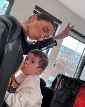 Lysandre Nadeau Instagram - Mon p’tit monsieur a 13 mois! 🎉 J’étais pas certaine de continuer à faire mes recaps mensuels après sa première année, mais ça reste vraiment le fun pour moi de réfléchir au mois écoulé, de constater les changements et les progrès. Alors, je pense bien poursuivre ma p’tite tradition. On verra si ça dure jusqu’à sa majorité. 

Il commence à marchouiller - avec une évidente envie de courir. Ses mots préférés: bye, ark, pique pis atchoum. Il tripe sur la chanson Hound Dog de Big Mama Thornton. Il commence à gribouiller sur son mini-tableau magnétique. Il a visité son 4e pays. Il mange plein de nouvelles choses aussi, mais à mon grand bonheur, c’est encore le lait de maman qu’il préfère. 

Pour ce qui est d’aimer de même, je comprends toujours pas comment ça se peut. 

Je t’aime mon BB 🤍
tellement fort 
toujours plus fort