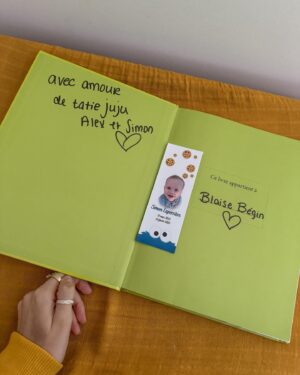 Lysandre Nadeau Instagram - Il y a aujourd’hui 11 mois, le 18 février 2023, à 15h41, mon bébé est né avec une hernie diaphragmatique non détectée pendant la grossesse. 

Le 22 février 2023, à 8h52, mon amie Judith m’écrivait qu’elle pensait à moi. Qu’elle m’envoyait du courage et de l’amour. Qu’elle aurait aimé que ça se passe différemment pour moi.

À 15h42 cette journée-là, mon amie Judith et son conjoint Alex ont perdu leur fils Simon, décédé subitement à l’âge de 11 mois. 

Tous les jours depuis, je pense à elle. Je lui envoie du courage et de l’amour. J’aurais aimé que ça se passe différemment pour elle. 

Simon est le premier bébé que j’ai serré dans mes bras pendant ma grossesse, en m’imaginant ce que ça allait être de serrer mon garçon. 

Tatie Juju et tonton Alex sont toujours là pour cajoler, faire rire et prendre soin de notre Blaise. Ici et là dans sa chambre, on peut trouver un pyjama, un livre, une doudou qui appartenaient à Simon.

Je pleure en écrivant ces lignes. Je n’ai jamais réussi à trouver les mots. Encore aujourd’hui, ça me paralyse. 

En cette journée des 11 mois à BB, c’est à Simon que je pense à chaque seconde. Je ne pouvais pas utiliser cette journée pour autre chose que de lui rendre hommage. À lui, à sa maman, à son papa. Vous êtes un exemple de force. 

J’ai hâte de voir tout ce que la vie vous réserve de beau pour la suite. Je serai aux premières loges.

Je vous aime, tous les trois.
@jouujouu @alexlaptatoueur