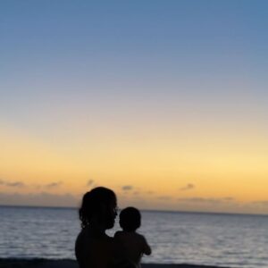 Lysandre Nadeau Instagram - Il y a aujourd’hui 11 mois, le 18 février 2023, à 15h41, mon bébé est né avec une hernie diaphragmatique non détectée pendant la grossesse. 

Le 22 février 2023, à 8h52, mon amie Judith m’écrivait qu’elle pensait à moi. Qu’elle m’envoyait du courage et de l’amour. Qu’elle aurait aimé que ça se passe différemment pour moi.

À 15h42 cette journée-là, mon amie Judith et son conjoint Alex ont perdu leur fils Simon, décédé subitement à l’âge de 11 mois. 

Tous les jours depuis, je pense à elle. Je lui envoie du courage et de l’amour. J’aurais aimé que ça se passe différemment pour elle. 

Simon est le premier bébé que j’ai serré dans mes bras pendant ma grossesse, en m’imaginant ce que ça allait être de serrer mon garçon. 

Tatie Juju et tonton Alex sont toujours là pour cajoler, faire rire et prendre soin de notre Blaise. Ici et là dans sa chambre, on peut trouver un pyjama, un livre, une doudou qui appartenaient à Simon.

Je pleure en écrivant ces lignes. Je n’ai jamais réussi à trouver les mots. Encore aujourd’hui, ça me paralyse. 

En cette journée des 11 mois à BB, c’est à Simon que je pense à chaque seconde. Je ne pouvais pas utiliser cette journée pour autre chose que de lui rendre hommage. À lui, à sa maman, à son papa. Vous êtes un exemple de force. 

J’ai hâte de voir tout ce que la vie vous réserve de beau pour la suite. Je serai aux premières loges.

Je vous aime, tous les trois.
@jouujouu @alexlaptatoueur
